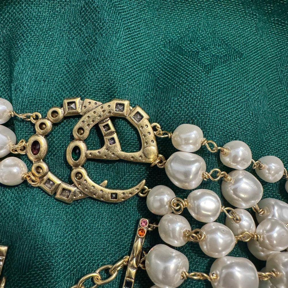 Gucci GG Elegant Pearl and Gold Crystal Necklace - Picture 5 of 7